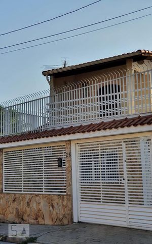 Casa à venda com 180m², 2 quartos e 5 vagas Casa à venda com 180m², 2 quartos e 5 vagasFrente da casa
