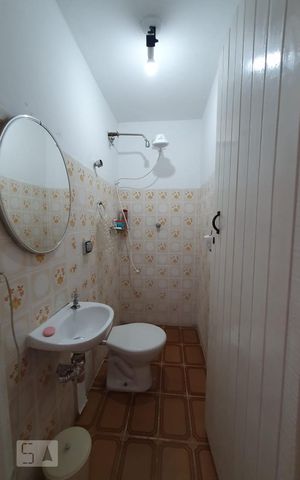 Casa à venda com 180m², 2 quartos e 5 vagas Casa à venda com 180m², 2 quartos e 5 vagasBanheiro de Serviço