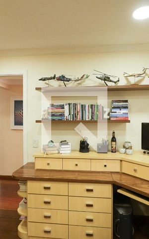 Apartamento à venda com 330m², 3 quartos e 4 vagas Apartamento à venda com 330m², 3 quartos e 4 vagasEscritório