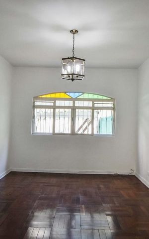 Casa à venda com 175m², 4 quartos e 2 vagas Casa à venda com 175m², 4 quartos e 2 vagasSala