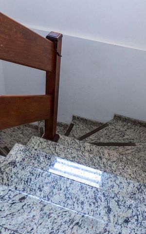 Casa à venda com 180m², 4 quartos e 2 vagasEscada