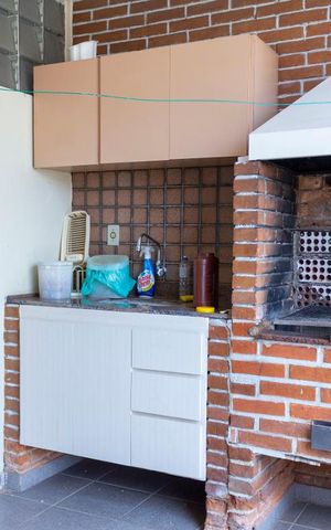 Casa à venda com 180m², 4 quartos e 2 vagasChurrasqueira