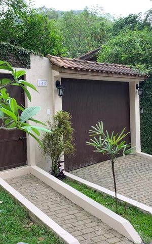 Casa de condomínio à venda com 180m², 4 quartos e sem vaga
