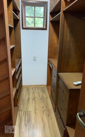 Casa de condomínio à venda com 180m², 4 quartos e sem vaga Casa de condomínio à venda com 180m², 4 quartos e sem vagaCloset