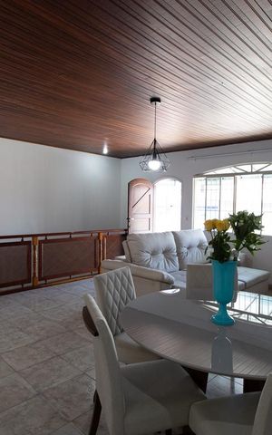 Casa à venda com 175m², 2 quartos e 2 vagas Casa à venda com 175m², 2 quartos e 2 vagasSala