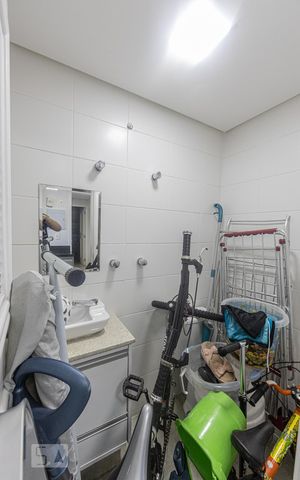 Apartamento à venda com 180m², 4 quartos e 3 vagas Apartamento à venda com 180m², 4 quartos e 3 vagasBanheiro de Serviço