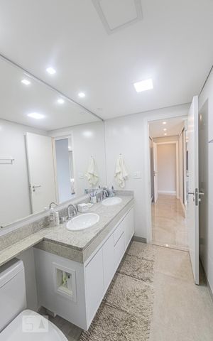 Apartamento à venda com 180m², 4 quartos e 3 vagas Apartamento à venda com 180m², 4 quartos e 3 vagasBanheiro da Suite 3