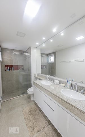 Apartamento à venda com 180m², 4 quartos e 3 vagas Apartamento à venda com 180m², 4 quartos e 3 vagasBanheiro da Suite 3