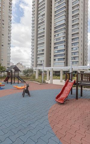 Apartamento à venda com 180m², 4 quartos e 3 vagas Apartamento à venda com 180m², 4 quartos e 3 vagasÁrea Comum - Playground