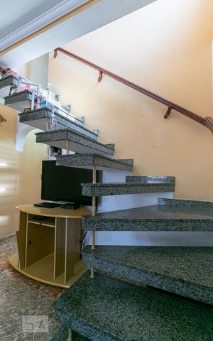 Casa para alugar com 138m², 3 quartos e 5 vagasEscadas