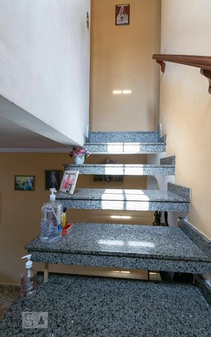 Casa para alugar com 138m², 3 quartos e 5 vagasEscadas