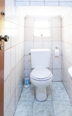 Casa à venda com 174m², 4 quartos e 2 vagasBanheiro