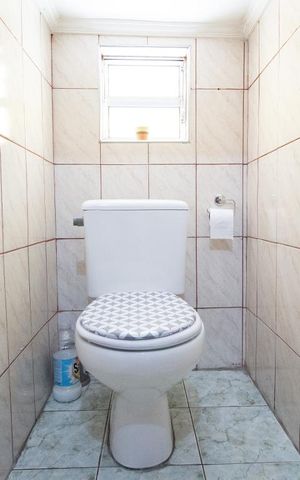 Casa à venda com 174m², 4 quartos e 2 vagasBanheiro