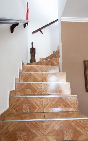 Casa à venda com 174m², 4 quartos e 2 vagasEscada
