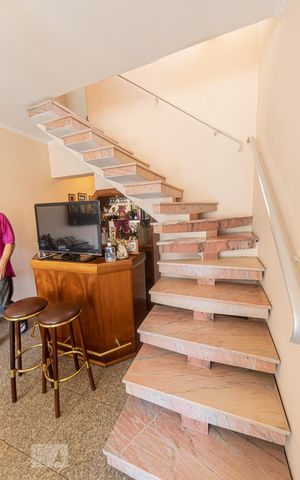 Casa à venda com 250m², 3 quartos e 2 vagas Casa à venda com 250m², 3 quartos e 2 vagasEscada