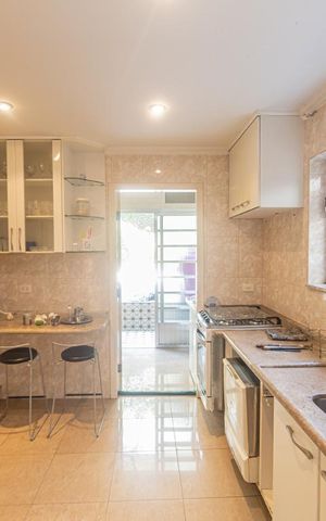 Casa à venda com 250m², 3 quartos e 2 vagas Casa à venda com 250m², 3 quartos e 2 vagasCozinha