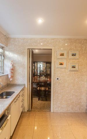 Casa à venda com 250m², 3 quartos e 2 vagas Casa à venda com 250m², 3 quartos e 2 vagasCozinha