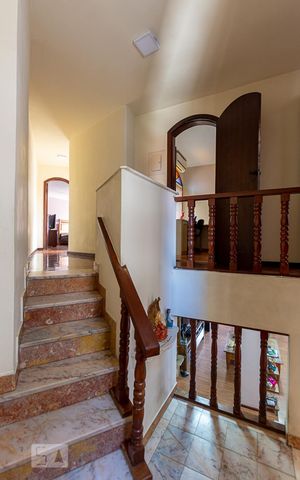 Apartamento à venda com 265m², 4 quartos e sem vaga Apartamento à venda com 265m², 4 quartos e sem vagaEscada