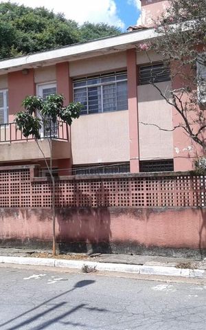 Casa à venda com 176m², 4 quartos e 2 vagas Casa à venda com 176m², 4 quartos e 2 vagasFachada