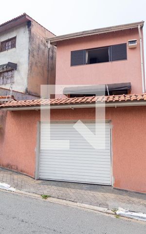 Casa à venda com 216m², 3 quartos e 4 vagas Casa à venda com 216m², 3 quartos e 4 vagasFachada