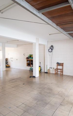 Casa à venda com 272m², 3 quartos e 5 vagas Casa à venda com 272m², 3 quartos e 5 vagasGaragem