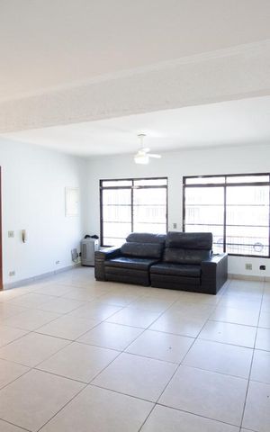 Casa à venda com 272m², 3 quartos e 5 vagas Casa à venda com 272m², 3 quartos e 5 vagasSala