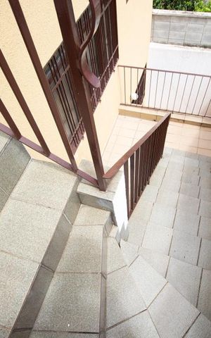 Casa à venda com 272m², 3 quartos e 5 vagas Casa à venda com 272m², 3 quartos e 5 vagasEscada 2 andar