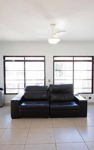Casa à venda com 272m², 3 quartos e 5 vagas Casa à venda com 272m², 3 quartos e 5 vagasSala