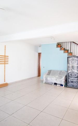 Casa à venda com 272m², 3 quartos e 5 vagas Casa à venda com 272m², 3 quartos e 5 vagasSala