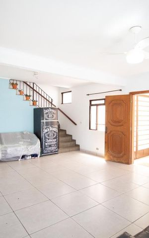 Casa à venda com 272m², 3 quartos e 5 vagas Casa à venda com 272m², 3 quartos e 5 vagasSala