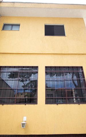 Casa à venda com 272m², 3 quartos e 5 vagas Casa à venda com 272m², 3 quartos e 5 vagasFachada