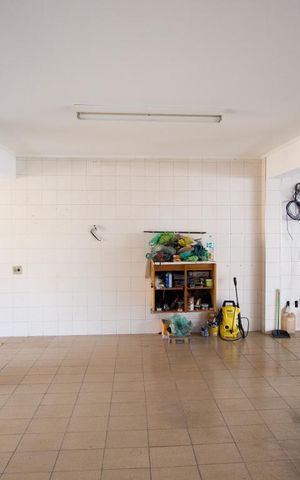 Casa à venda com 272m², 3 quartos e 5 vagas Casa à venda com 272m², 3 quartos e 5 vagasGaragem