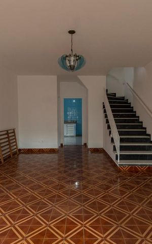Casa à venda com 300m², 5 quartos e 2 vagas Casa à venda com 300m², 5 quartos e 2 vagasSala