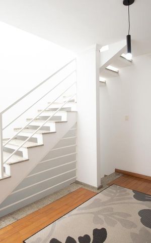 Casa à venda com 270m², 5 quartos e 4 vagasEscada