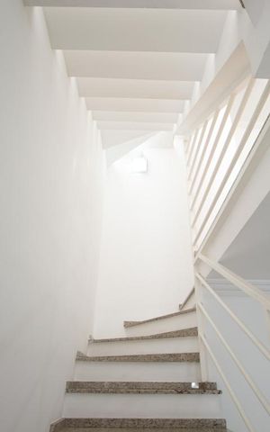 Casa à venda com 270m², 5 quartos e 4 vagasEscada