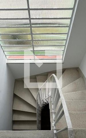 Casa para alugar com 250m², 5 quartos e 2 vagas Casa para alugar com 250m², 5 quartos e 2 vagasEscada
