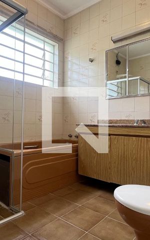 Casa para alugar com 250m², 5 quartos e 2 vagas Casa para alugar com 250m², 5 quartos e 2 vagasBanheiro 1