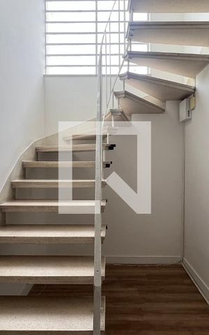 Casa para alugar com 250m², 5 quartos e 2 vagas Casa para alugar com 250m², 5 quartos e 2 vagasEscada