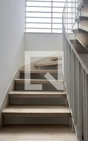 Casa para alugar com 250m², 5 quartos e 2 vagas Casa para alugar com 250m², 5 quartos e 2 vagasEscada