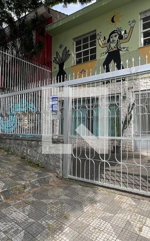Casa para alugar com 250m², 5 quartos e 2 vagas Casa para alugar com 250m², 5 quartos e 2 vagasFachada