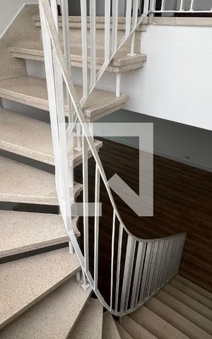 Casa para alugar com 250m², 5 quartos e 2 vagas Casa para alugar com 250m², 5 quartos e 2 vagasEscada