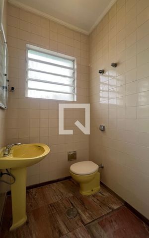 Casa para alugar com 250m², 5 quartos e 2 vagas Casa para alugar com 250m², 5 quartos e 2 vagasBanheiro