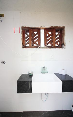 Casa à venda com 330m², 8 quartos e 5 vagasBanheiro de serviço