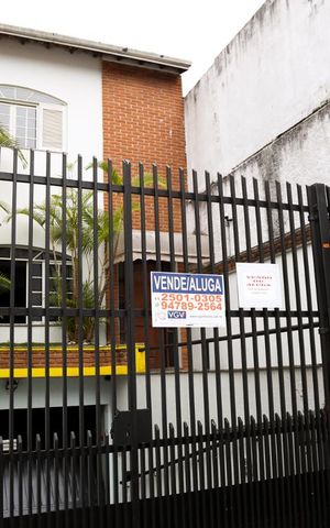 Casa à venda com 250m², 4 quartos e 1 vaga Casa à venda com 250m², 4 quartos e 1 vagaFachada