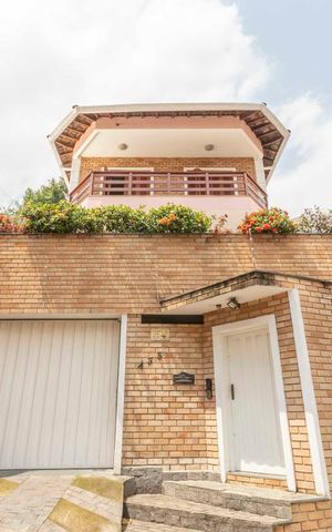 Casa para alugar com 452m², 3 quartos e 6 vagasFachada