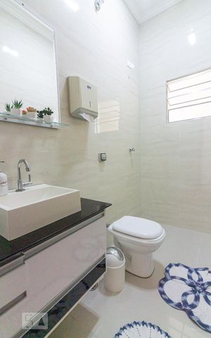 Casa para alugar com 260m², 4 quartos e 2 vagasBanheiro
