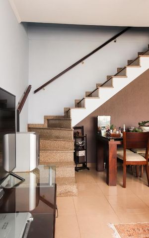 Casa à venda com 93m², 2 quartos e 3 vagas Casa à venda com 93m², 2 quartos e 3 vagasSala