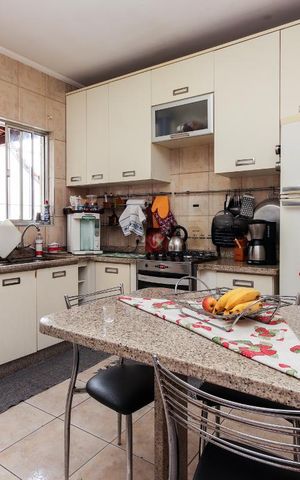 Casa à venda com 93m², 2 quartos e 3 vagas Casa à venda com 93m², 2 quartos e 3 vagasCozinha