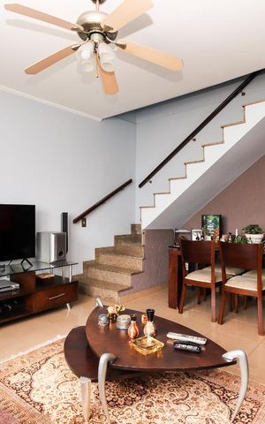 Casa à venda com 93m², 2 quartos e 3 vagas Casa à venda com 93m², 2 quartos e 3 vagasSala