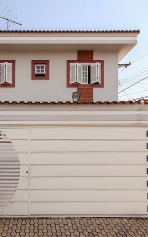 Casa à venda com 93m², 2 quartos e 3 vagas Casa à venda com 93m², 2 quartos e 3 vagasFachada